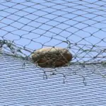 Поліцейська стрічка навколо небезпечної зони в Херсоні після детонації вибухонебезпечного предмету