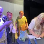 Ганна Щидловська читає вірші під час презентації своєї книги «Цілина» у Херсоні.