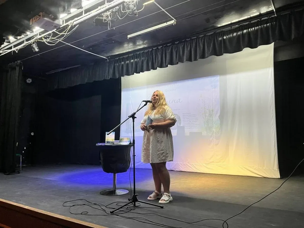 Ганна Щидловська читає вірші під час презентації своєї книги «Цілина» у Херсоні. 3