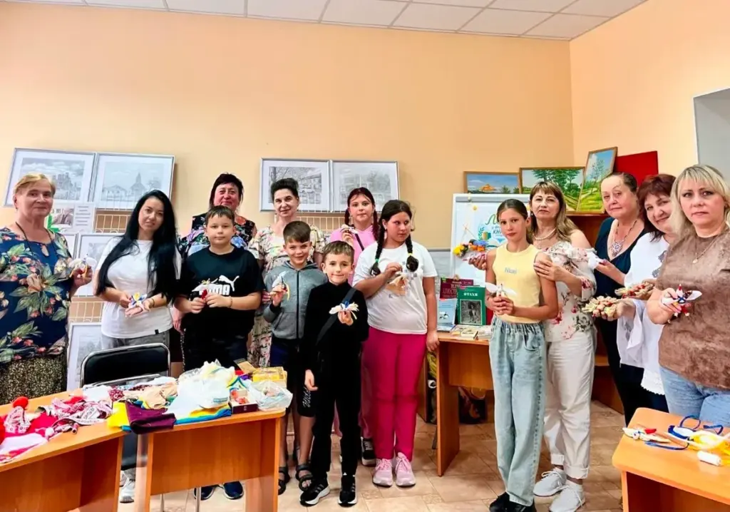Діти переселенців з Херсонщини створили пташок-мотанок у Миколаєві