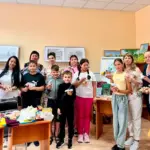 Діти-переселенці з Херсонщини створюють пташок-мотанок у Миколаєві