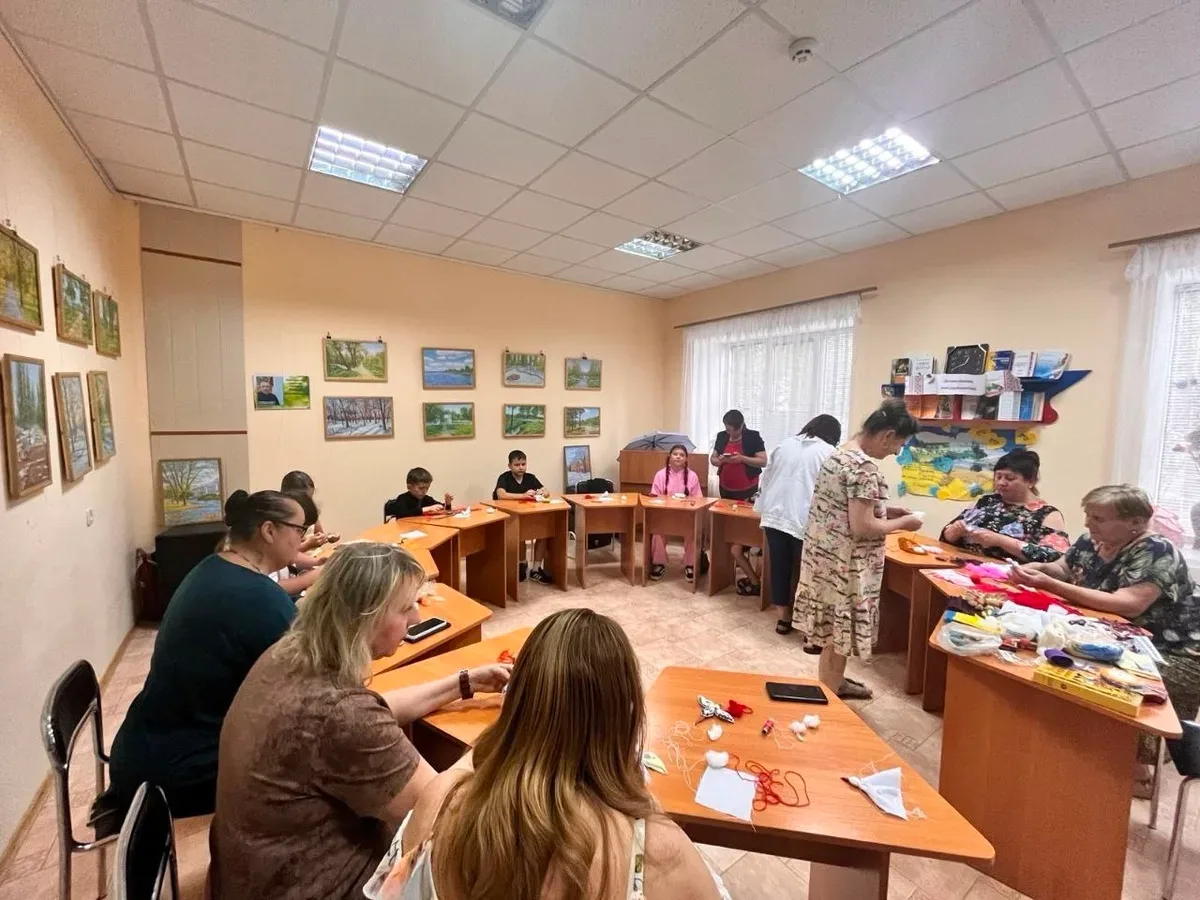 Діти-переселенці з Херсонщини створюють пташок-мотанок у Миколаєві 1