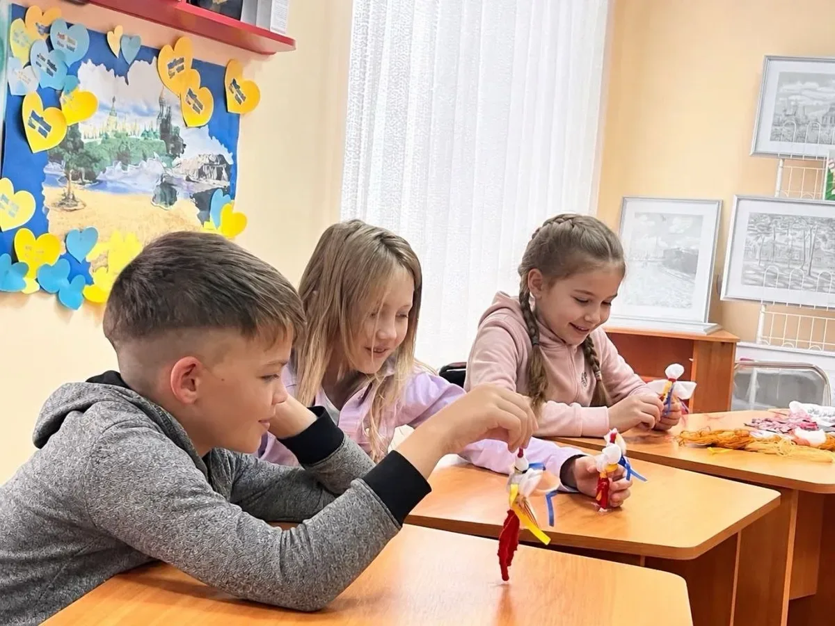 Діти-переселенці з Херсонщини створюють пташок-мотанок у Миколаєві 2