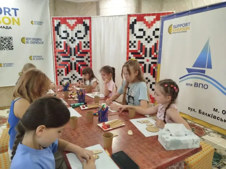 Діти переселенців з Херсонщини в Одесі під час майстер-класу розфарбовують фігурки.