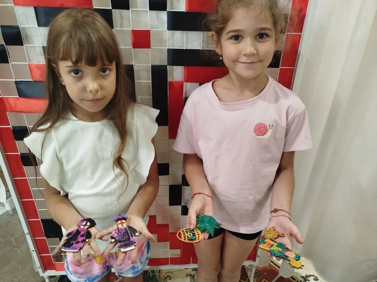 Діти переселенців з Херсонщини в Одесі під час майстер-класу розфарбовують фігурки. 2