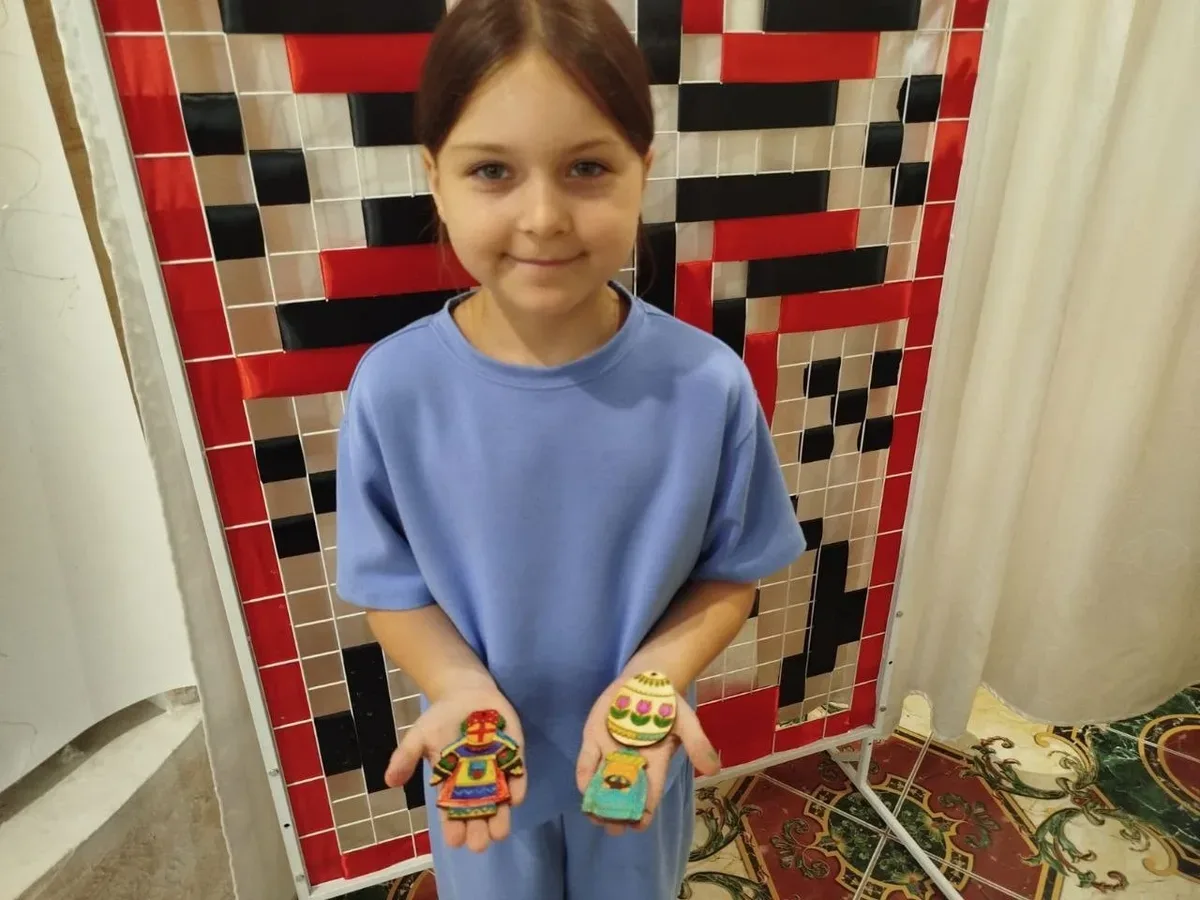 Діти переселенців з Херсонщини в Одесі під час майстер-класу розфарбовують фігурки. 5