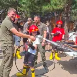 Діти приміряють екіпірування пожежників та знайомляться з роботою лісової охорони в Миколаєві.