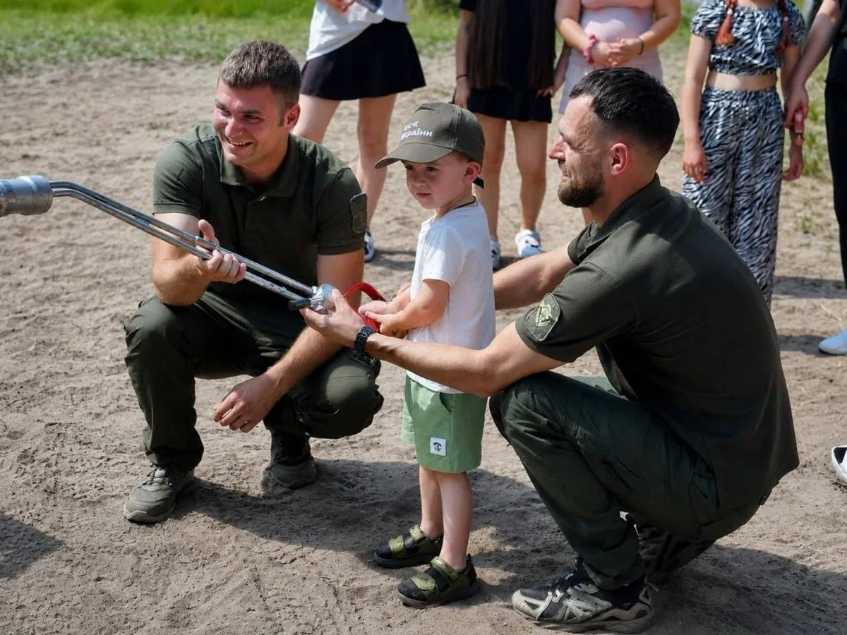 Діти приміряють екіпірування пожежників та знайомляться з роботою лісової охорони в Миколаєві. 1