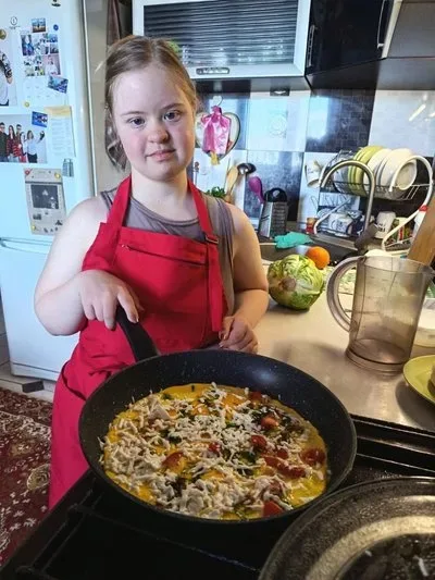 Діти готують борщ та батончики для військових ЗСУ в рамках проєкту «Школа кулінарів» в Одесі. 1