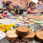 Діти з Херсонщини в Миколаєві на майстер-класі з декупажу, створюють дерев'яні підставки.