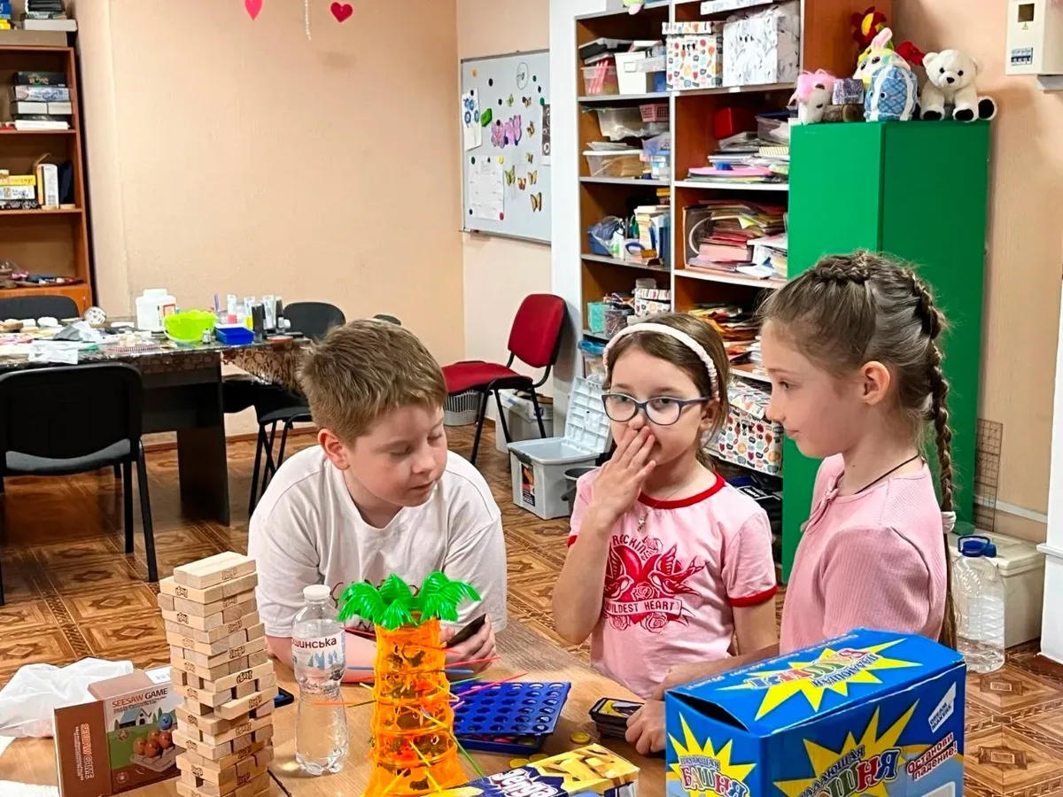 Діти з Херсонщини в Миколаєві на майстер-класі з декупажу, створюють дерев'яні підставки. 6