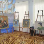 Діти з Херсонщини на майстер-класі з портретного живопису в Одесі, малюють портрети під керівництвом художниці Світлани Крижевської.