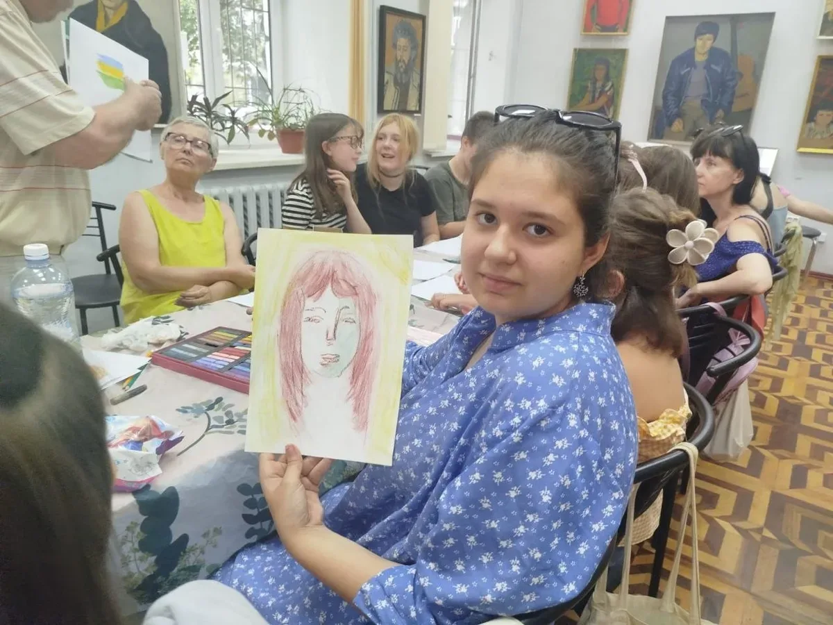 Діти з Херсонщини на майстер-класі з портретного живопису в Одесі, малюють портрети під керівництвом художниці Світлани Крижевської. 4