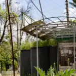Пошкоджена зупинка громадського транспорту в Херсоні після атаки дрона