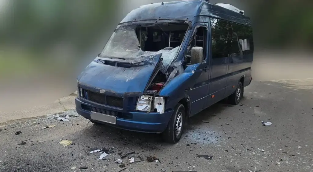 Дрон РФ вдарив по автобусу в Центральному районі Херсона, поранено водія