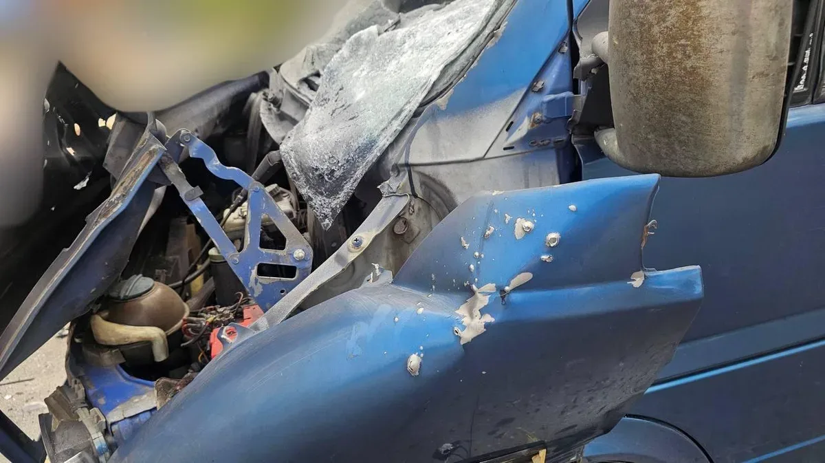 Пошкоджений автобус в Херсоні після удару російського дрона 1