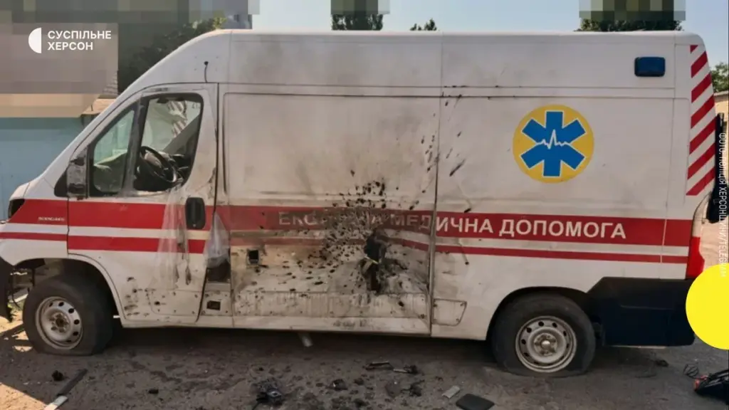 Дві атаки дронів РФ на Корабельний район Херсона поранили 7 людей, зокрема медиків