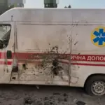 Пошкоджений автомобіль швидкої допомоги в Херсоні після атаки дронів