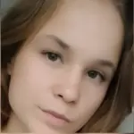 Судова зала або зображення судочинства, що символізує винесення вироків за колабораціонізм на Херсонщині.