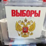 Символічне зображення судової системи на фоні мапи Херсонщини з позначкою Качкарівки, що підкреслює заочне правосуддя