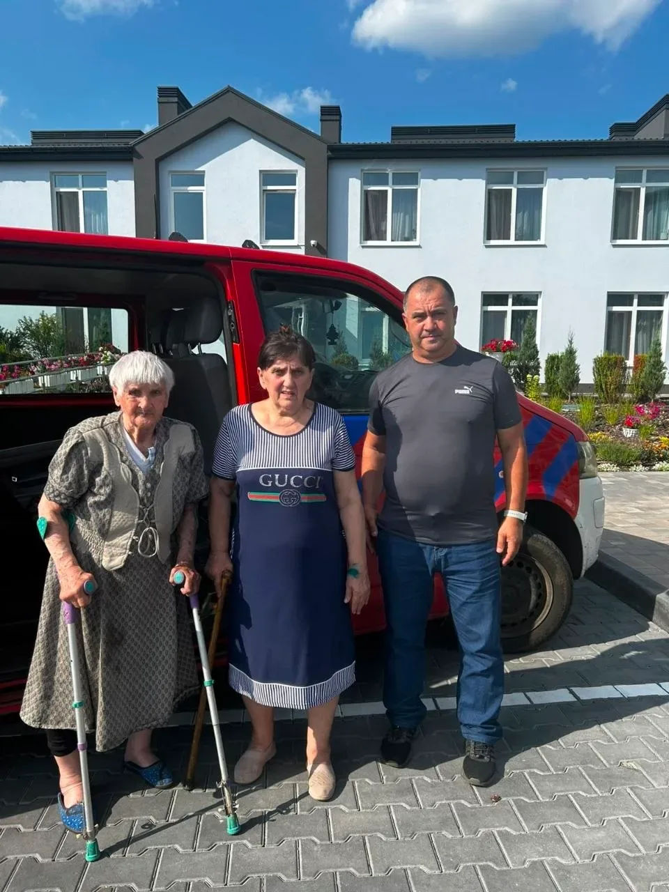 Дві жінки евакуйовані з Бериславської громади, розміщені в «Чудо-містечку Хансена». 1