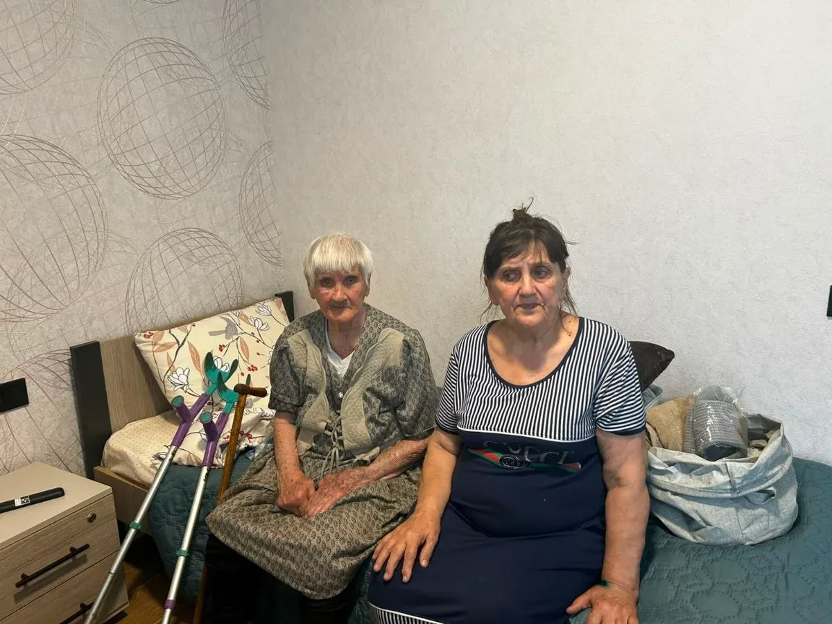 Дві жінки евакуйовані з Бериславської громади, розміщені в «Чудо-містечку Хансена». 2