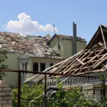 Наслідки російських обстрілів у Херсоні: зруйновані будинки, пошкоджена інфраструктура, рятувальники на місці події