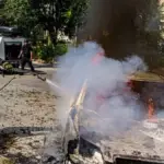 Пошкодження житлових будинків та автомобілів в Херсоні після російських обстрілів 17 липня, видно наслідки атаки дронів.