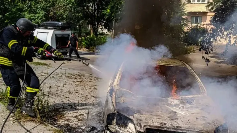 Пошкодження житлових будинків та автомобілів в Херсоні після російських обстрілів 17 липня, видно наслідки атаки дронів.