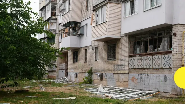 Наслідки обстрілу Херсона, пошкоджені будинки та інфраструктура після авіаційних, дронових та артилерійських атак РФ