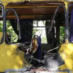 Пошкоджена маршрутка після атаки дрона РФ у Херсоні, на місці працюють рятувальники 3