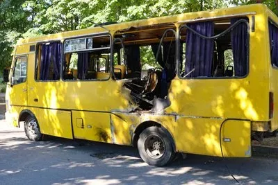 Пошкоджена маршрутка після атаки дрона РФ у Херсоні, на місці працюють рятувальники 1