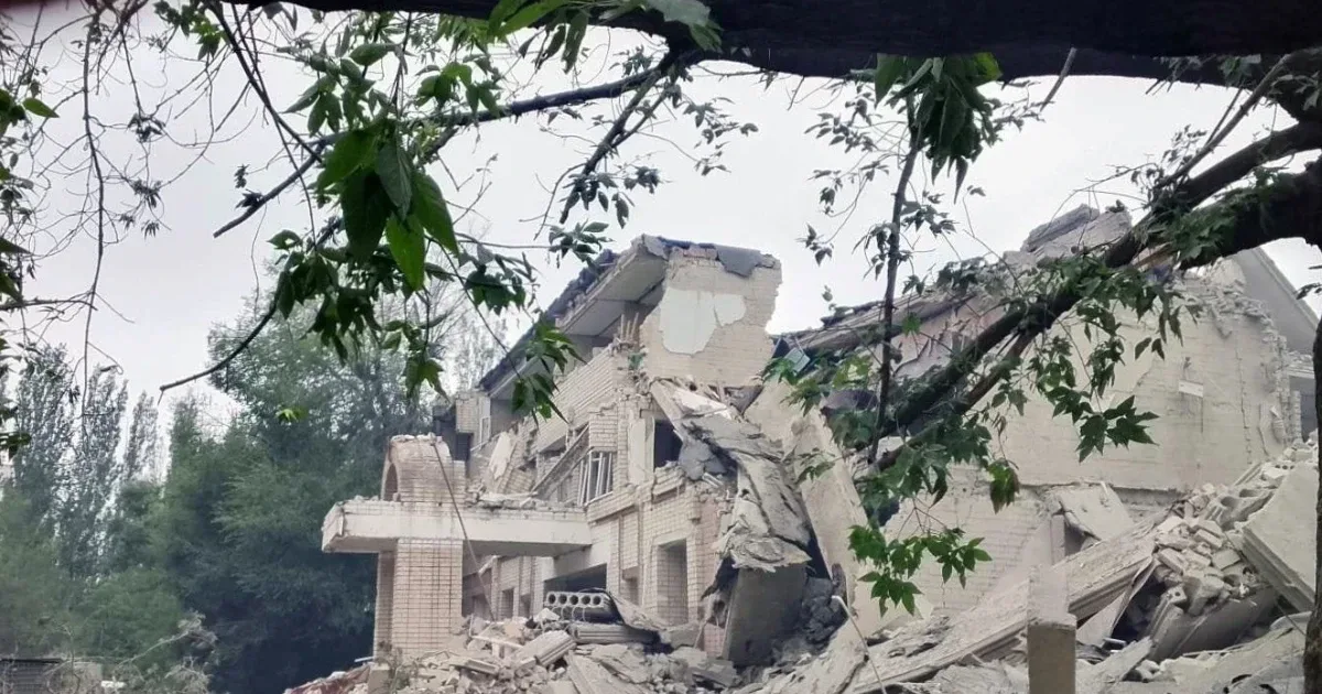 Наслідки атак дронами та КАБами в Херсонській області: пошкоджені будівлі та автомобілі. 3