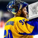 Ексголкіпер херсонського «Дніпра» та збірної України з хокею Едуард Захарченко у формі ЗСУ