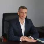 Юрій Єрмаков, ексначальник Херсонської митниці, поруч з дорогим автомобілем