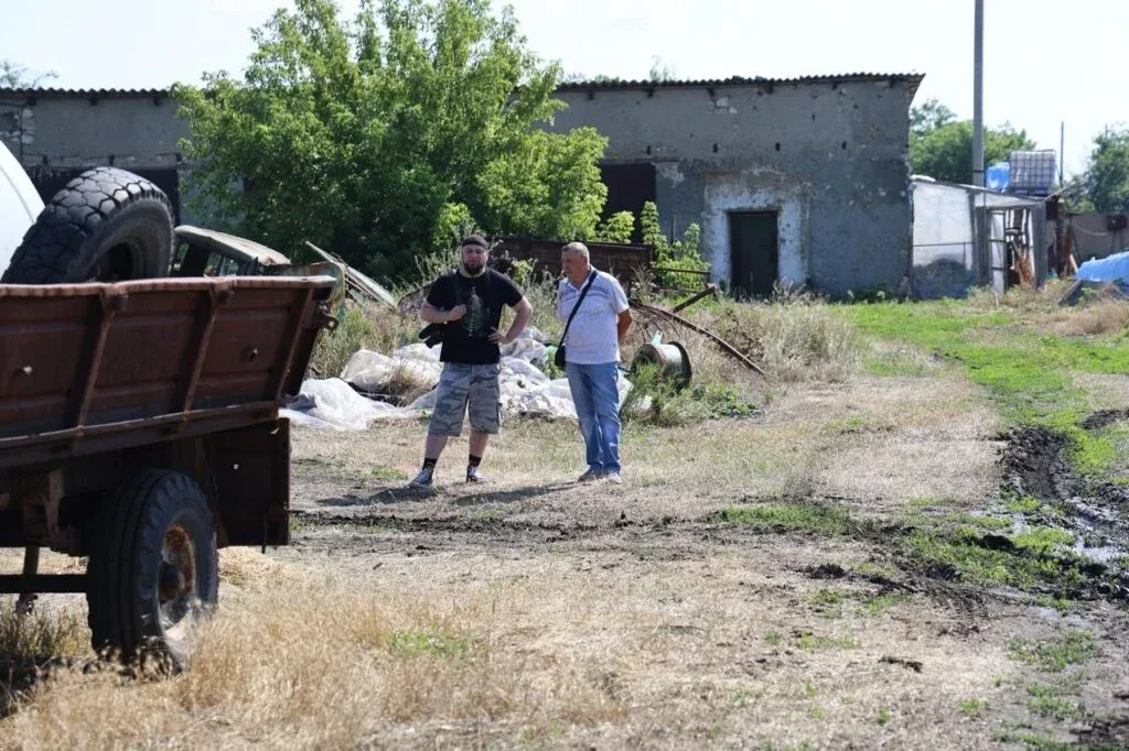 Фермер Володимир Коваленко на своєму відновленому господарстві на Херсонщині, демонструє кавуни. 3