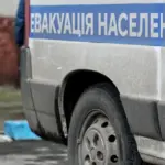 Символ евакуації, карта Херсонщини з позначенням ТОТ, зображення рук, що допомагають виїхати