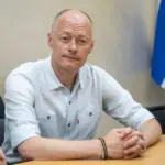 Представники гуманітарного штабу Херсонської МВА передають допомогу жителям міста.