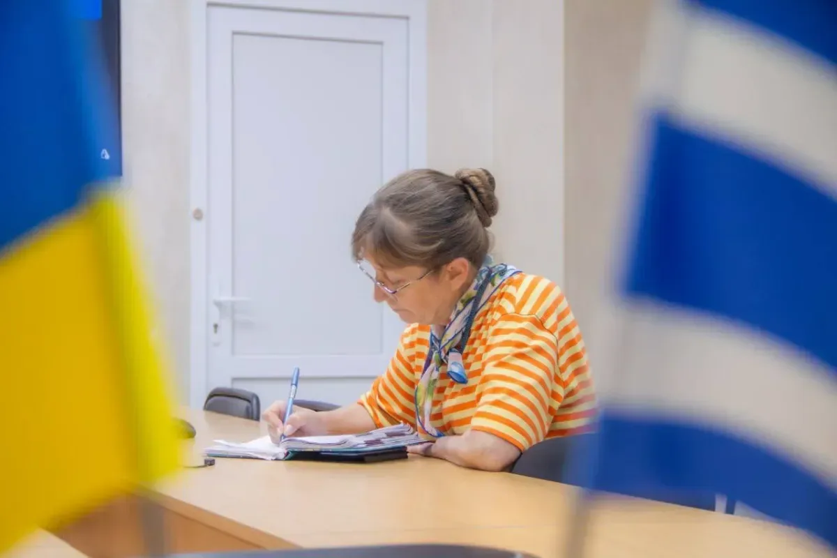 Представники гуманітарного штабу Херсонської МВА передають допомогу жителям міста. 3