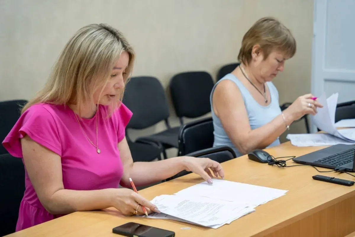 Представники гуманітарного штабу Херсонської МВА передають допомогу жителям міста. 4