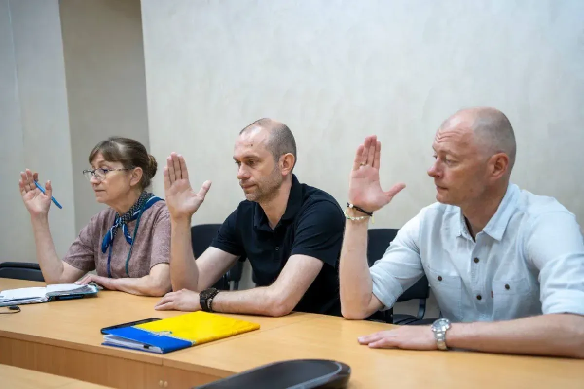 Представники гуманітарного штабу Херсонської МВА передають допомогу жителям міста. 5