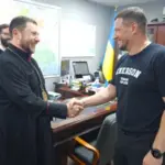 Кардинал Микола Бичок у прифронтовому Херсоні зустрічається з головою ОВА, отримує книгу «Unbreakable Kherson»