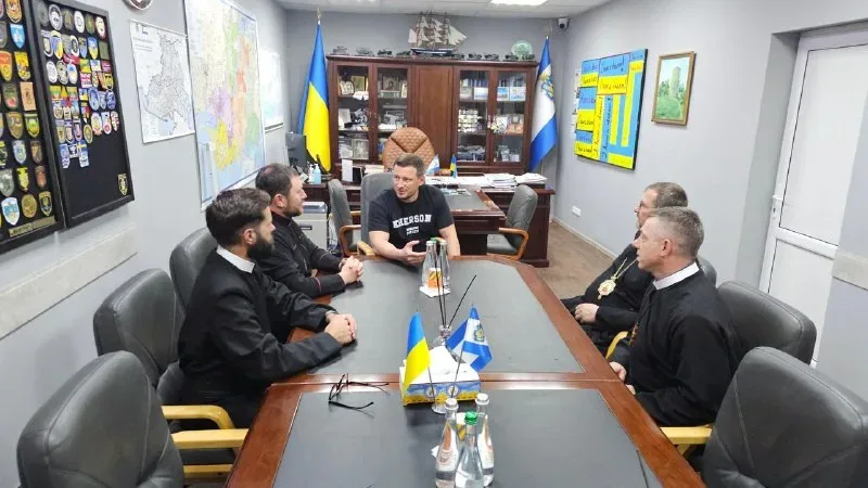 Кардинал Микола Бичок у прифронтовому Херсоні зустрічається з головою ОВА, отримує книгу «Unbreakable Kherson» 1