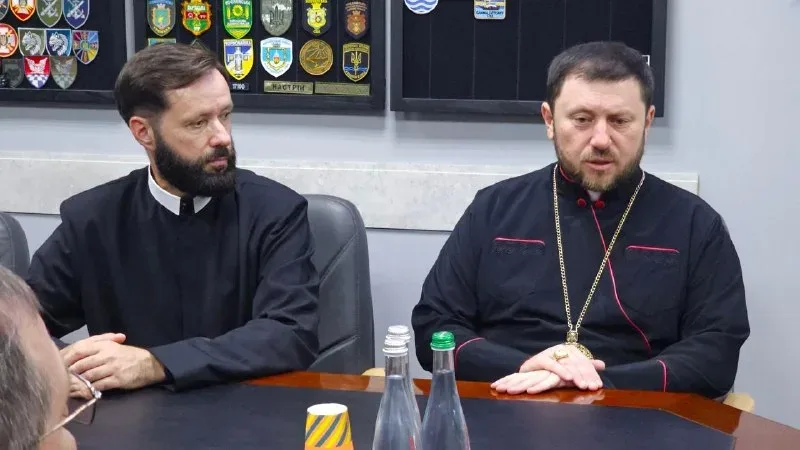 Кардинал Микола Бичок у прифронтовому Херсоні зустрічається з головою ОВА, отримує книгу «Unbreakable Kherson» 2
