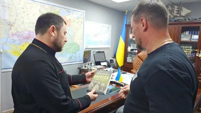 Кардинал Микола Бичок у прифронтовому Херсоні зустрічається з головою ОВА, отримує книгу «Unbreakable Kherson» 3