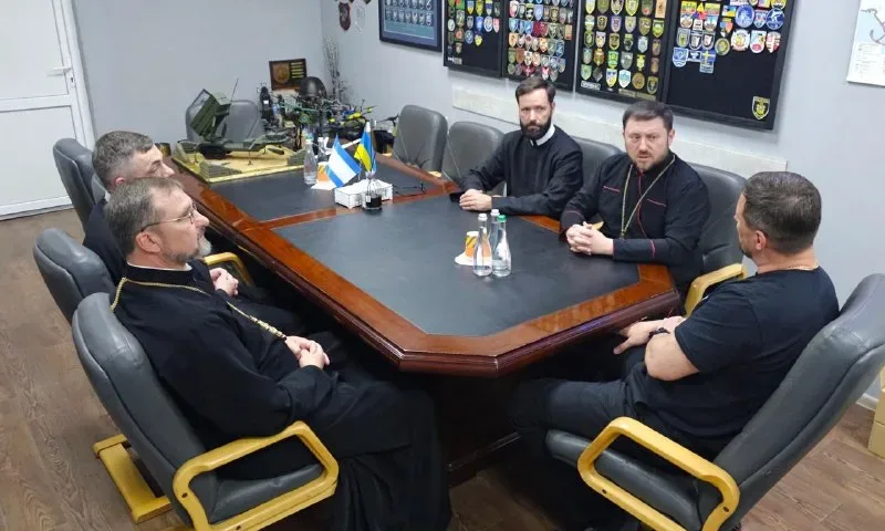 Кардинал Микола Бичок у прифронтовому Херсоні зустрічається з головою ОВА, отримує книгу «Unbreakable Kherson» 4