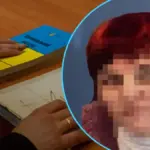 Жінка в уніформі перед будівлею суду, що символізує правосуддя та відповідальність за службову недбалість