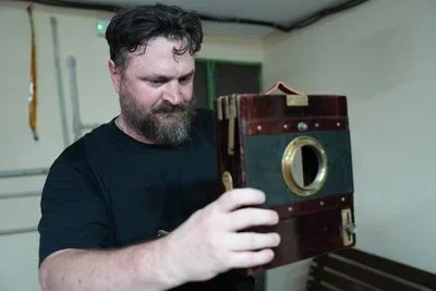 Станіслав Остроусов фотографує херсонців на старовинну камеру, фіксуючи їхні портрети 1