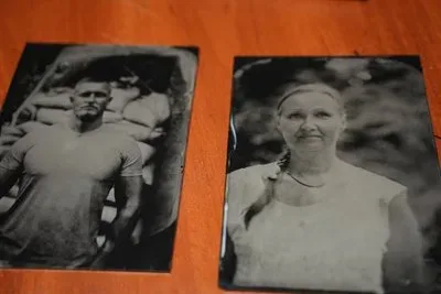 Станіслав Остроусов фотографує херсонців на старовинну камеру, фіксуючи їхні портрети 2