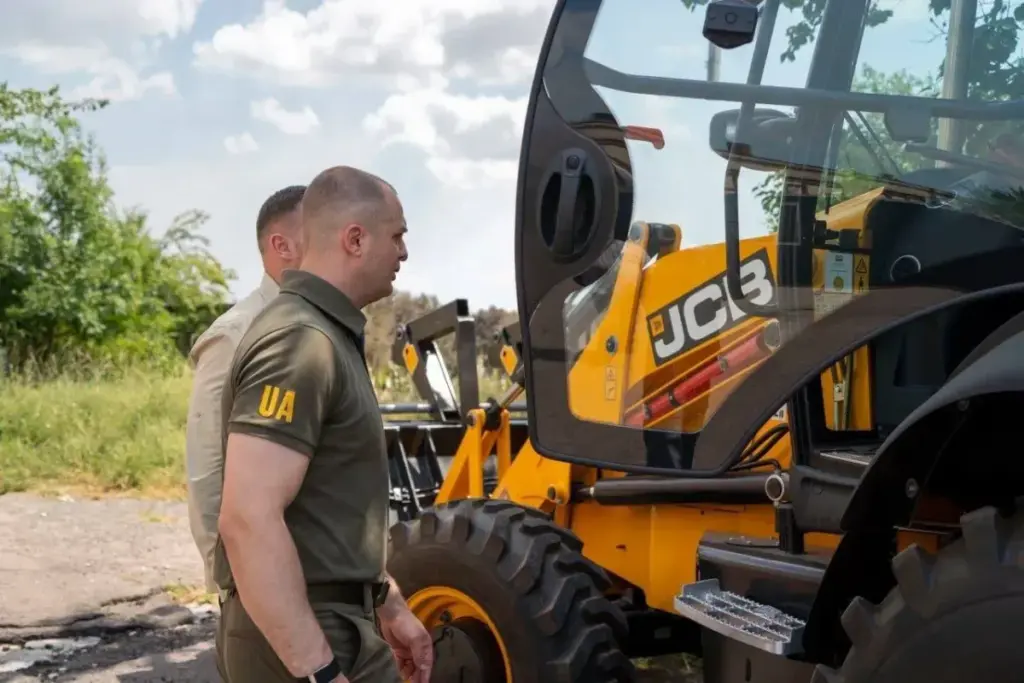 Херсон отримав екскаватор-навантажувач JCB від GIZ для відновлення